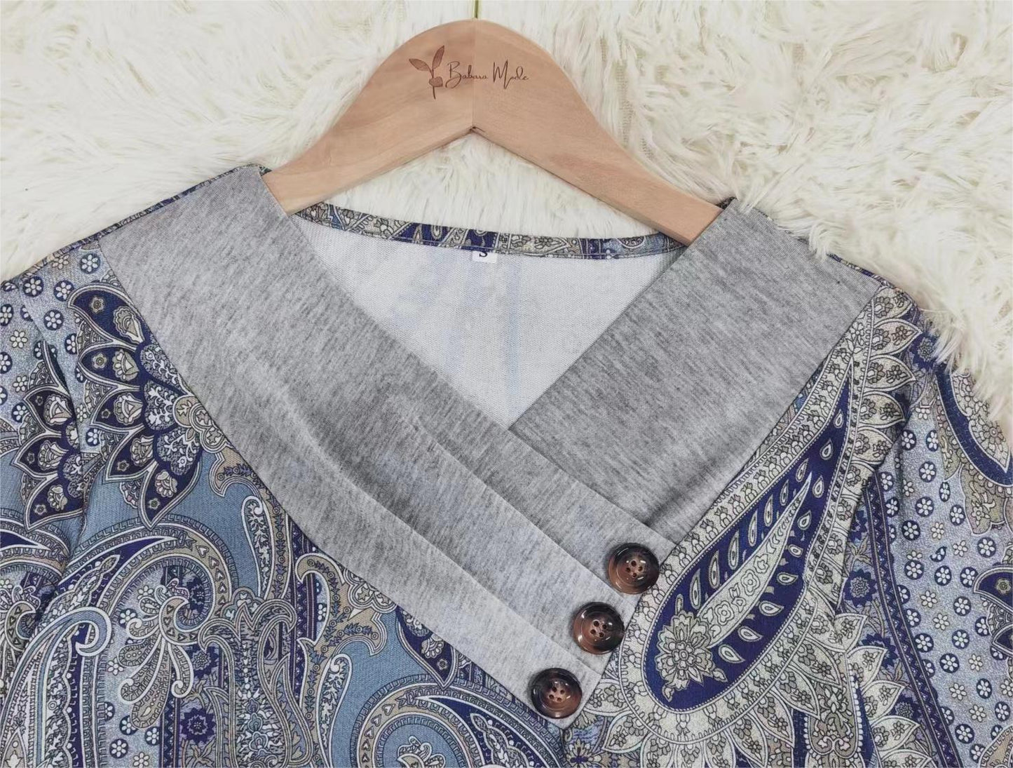 FallStil - Blaues Paisley-Top mit grauem Umlegekragen und langen Ärmeln