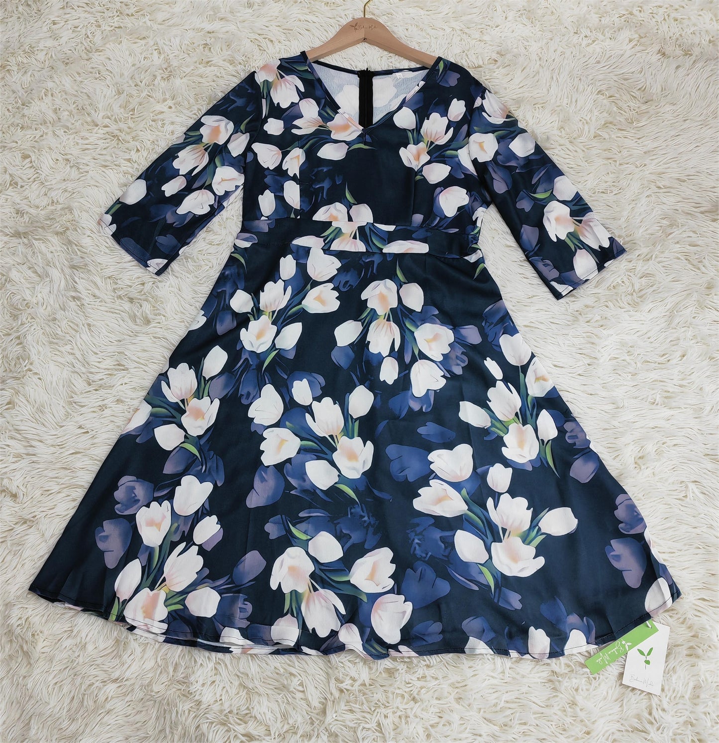 SpringStil - Weißes Tulpenschichtenkleid mit kurzen blauen Ärmeln