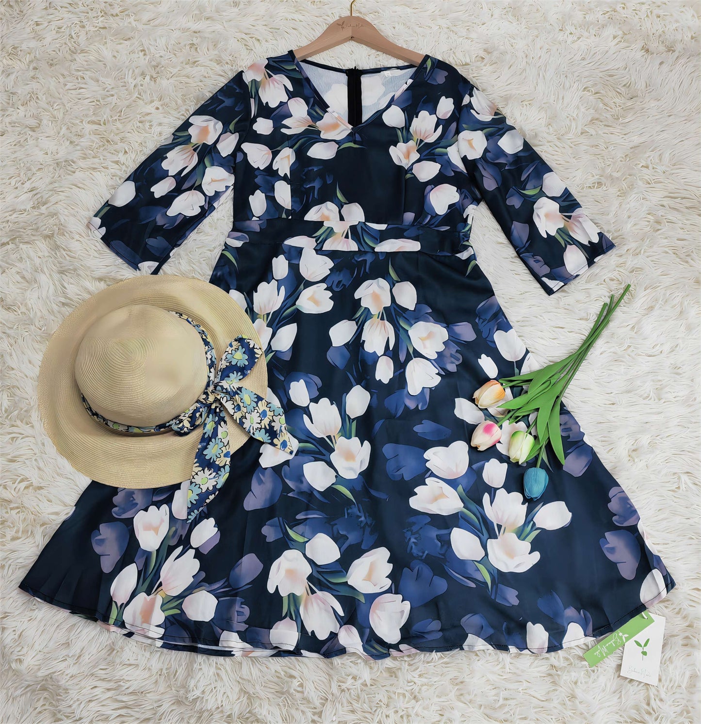 SpringStil - Weißes Tulpenschichtenkleid mit kurzen blauen Ärmeln