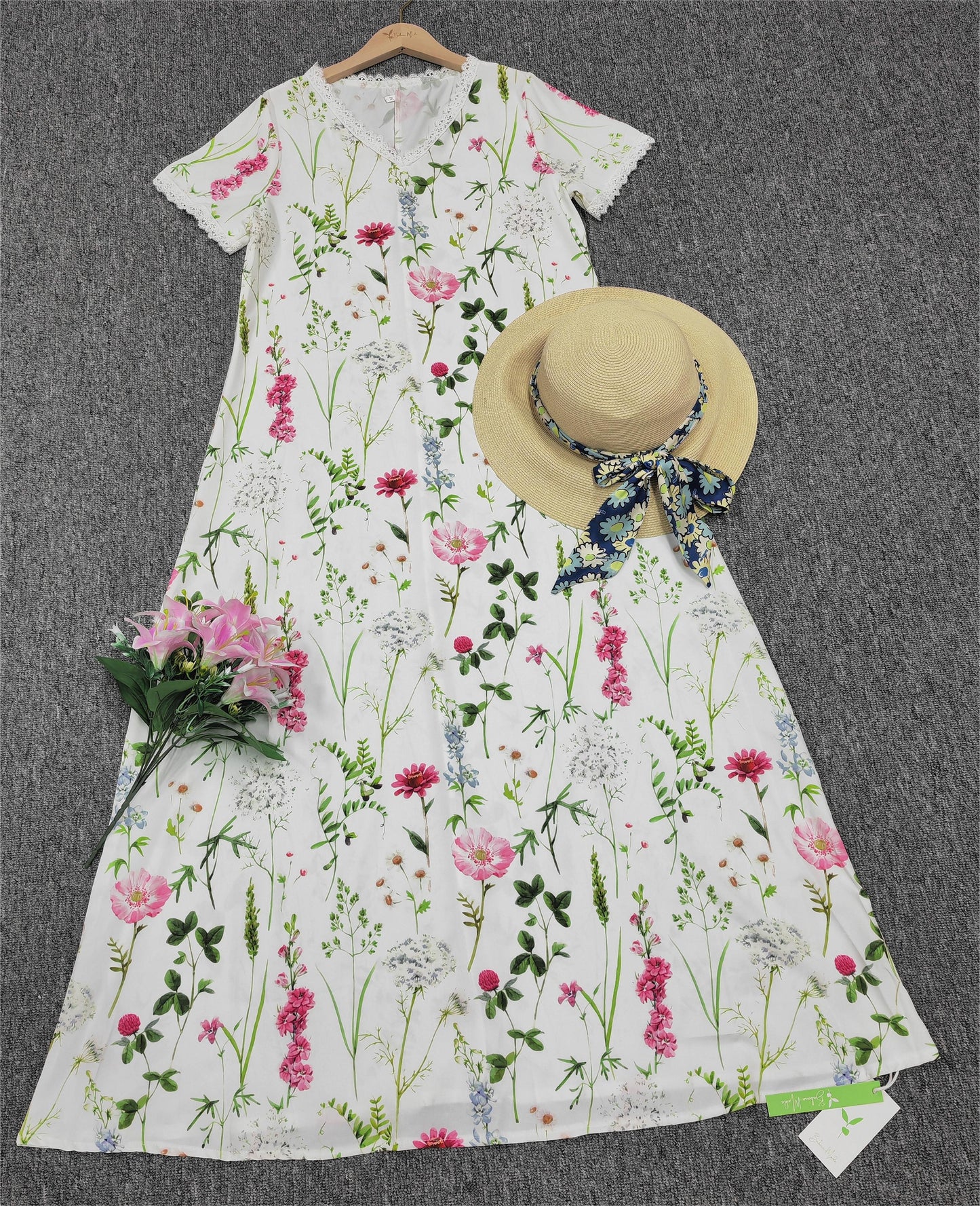 SpringStil - Garden Print V-Ausschnitt Weißes Maxi-Sommerkleid